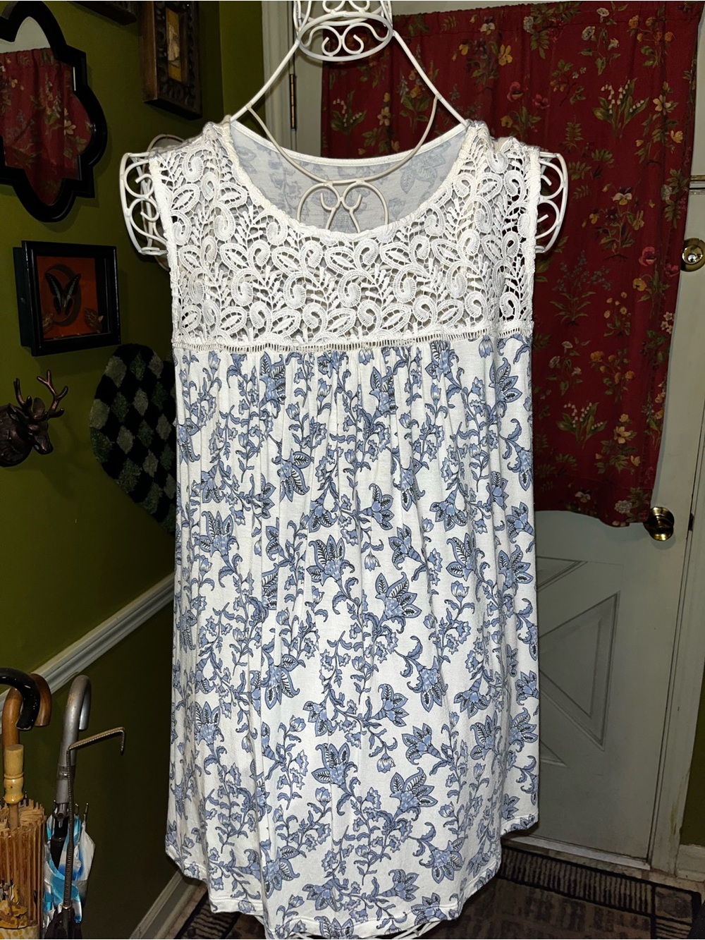 White & Blue Jacobean Floral Lace Yoke Sleeveless Knit Blouse 2X
